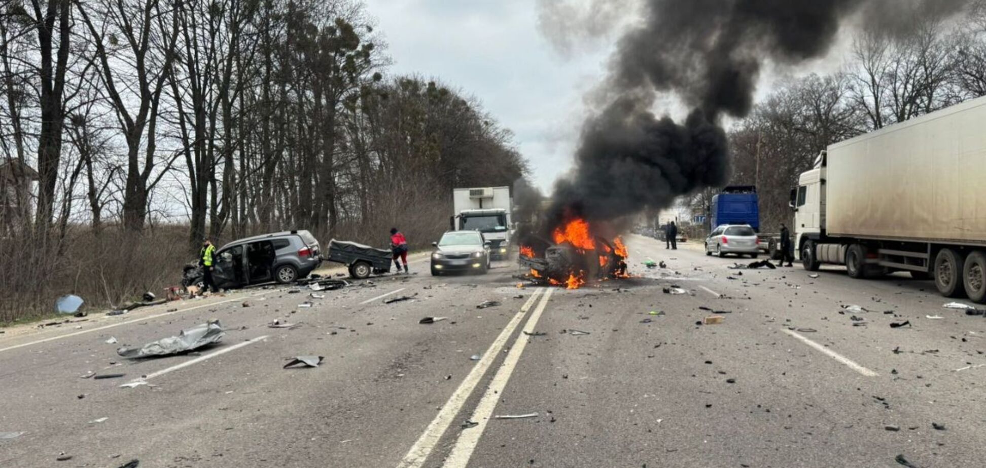На Львівщині після ДТП один із автомобілів вибухнув: є жертва і поранені. Фото і відео
