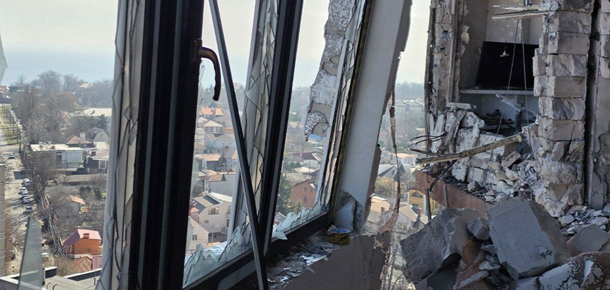'Впала стеля, вилетіли двері': мешканці Одеси розповіли про російську атаку і масштаб руйнувань. Фото і відео