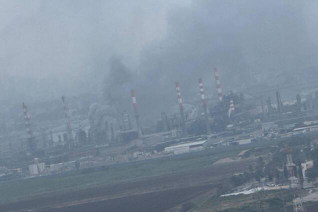 Іранська ракета влучила в НПЗ у Хайфі – війна на Близькому Сході