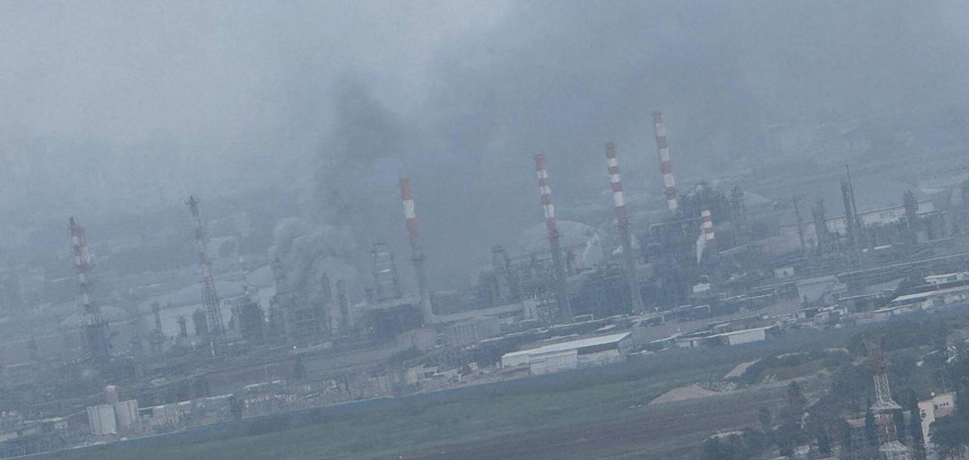 Иран атаковал ракетами израильский город Хайфа: фиксируют попадание в НПЗ и отключение света. Фото