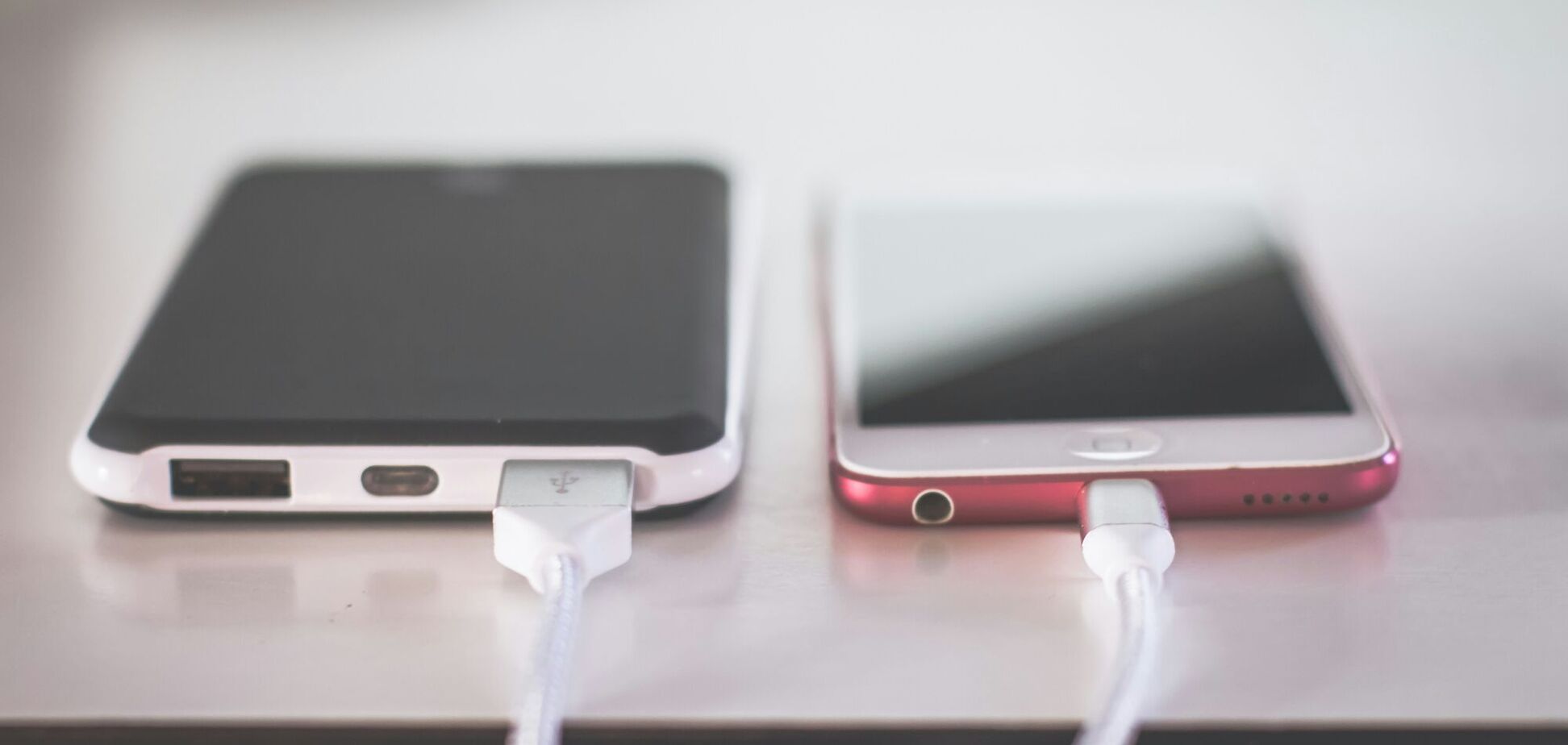 Чому смартфон повільно заряджається: найчастіші причини