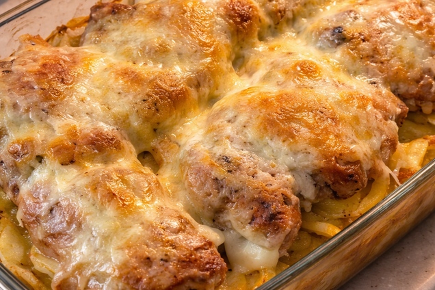 Соковита курка з картоплею в духовці: вийде ситно і смачно