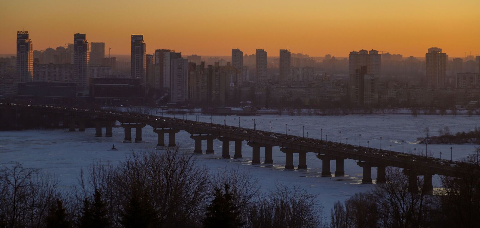 Открытые окна и без ремня безопасности: в КГГА опровергли фейк о правилах проезда по мосту Патона в Киеве