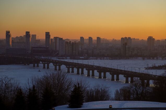 Відкриті вікна та без паска безпеки: у КМДА спростували фейк щодо правил проїзду мостом Патона в Києві