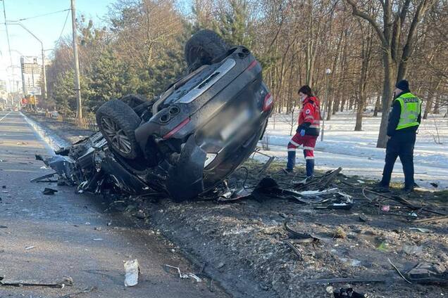 У Києві Maserati на швидкості в’їхав в електроопору та перекинувся: є загиблий. Подробиці, фото та відео
