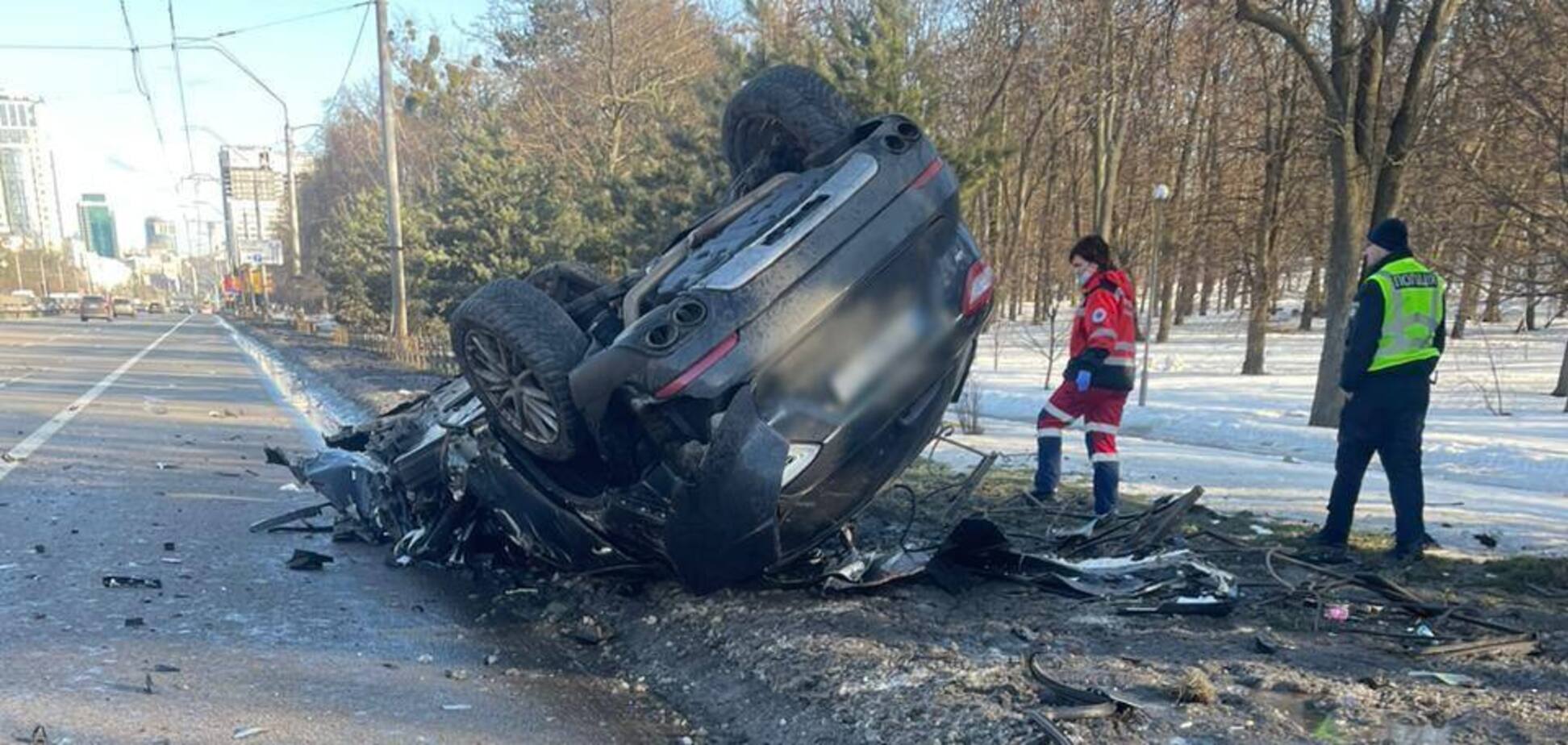 У Києві Maserati на швидкості в’їхав в електроопору та перекинувся: є загиблий. Подробиці, фото та відео