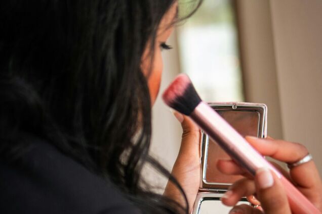 Як правильно наносити румʼяна: які кольори омолоджують