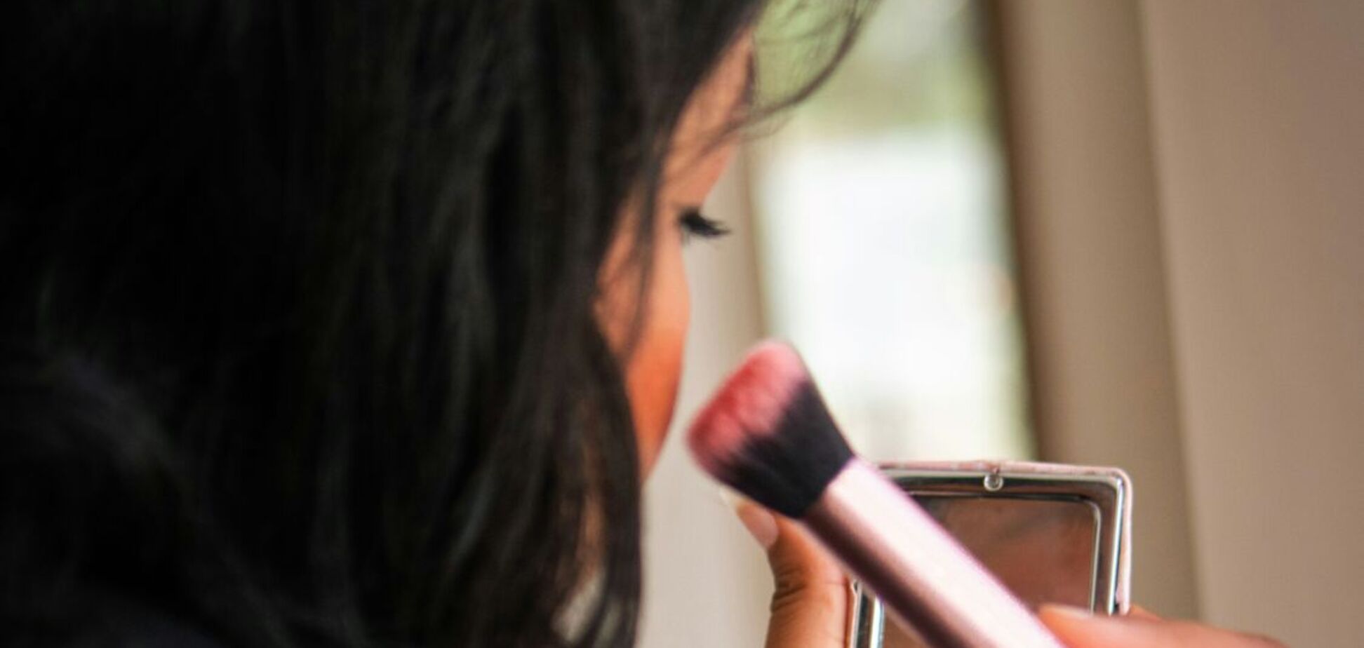 Як правильно наносити румʼяна: які кольори омолоджують