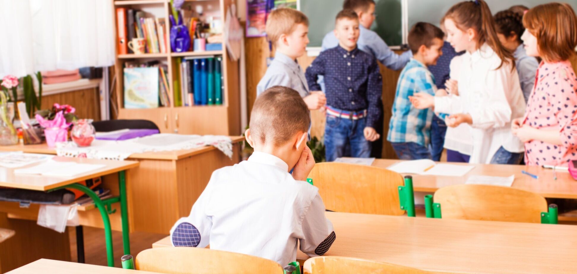 'Он в травмпункте и не слышит на одно ухо'. Мама 10-летнего мальчика шокировала случаем в школе: директор и классный руководитель 'исчезли'