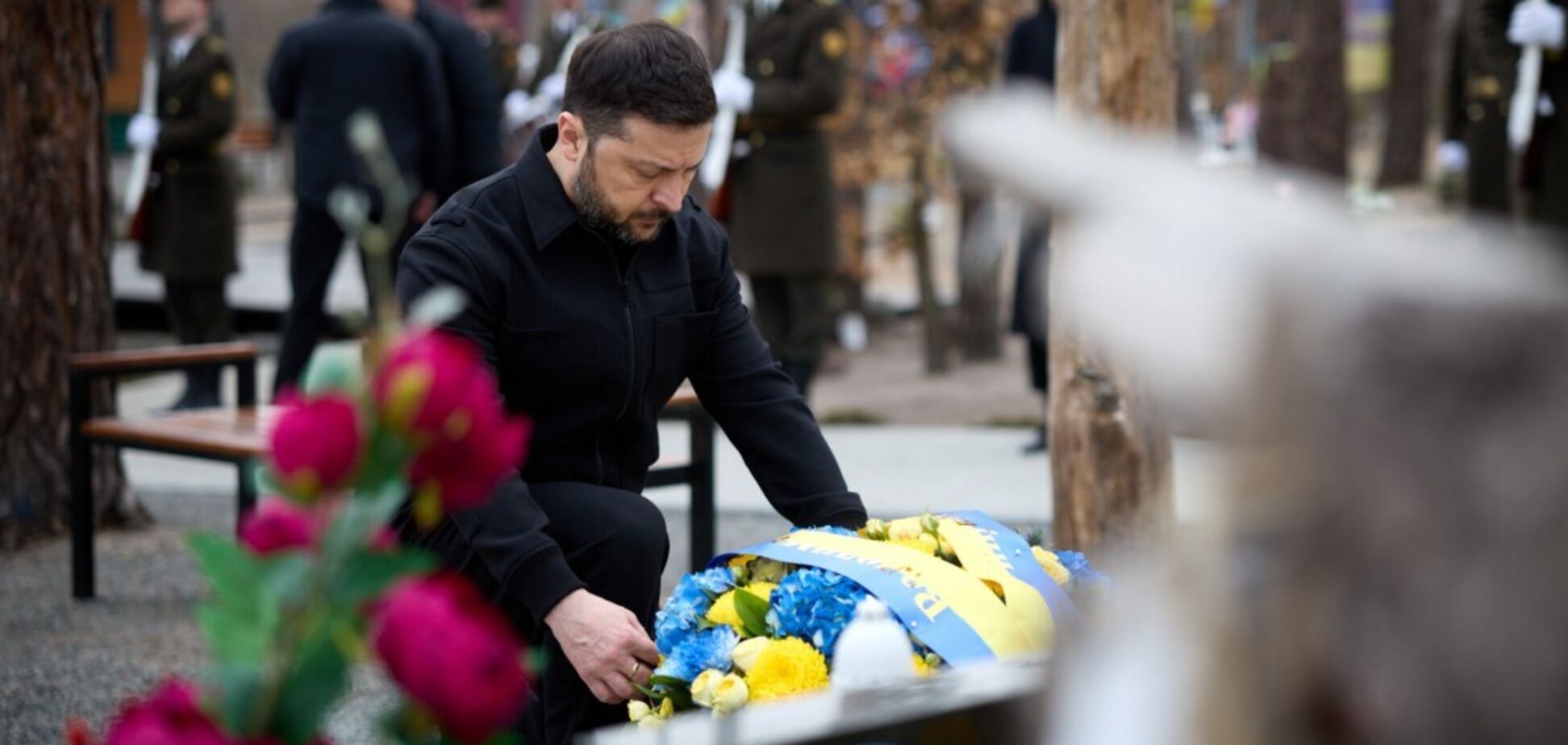 Зеленський вшанував пам’ять воїнів, які загинули під час оборони та звільнення села Мощун. Відео