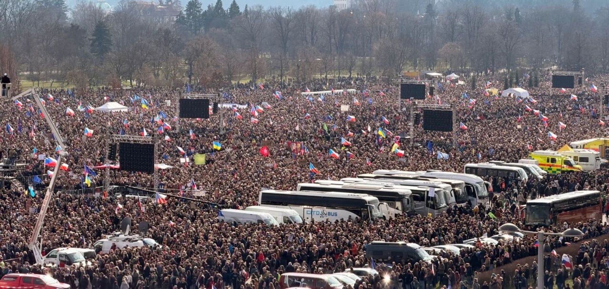 В Праге люди вышли на массовый протест против правительства Бабиша. Фото