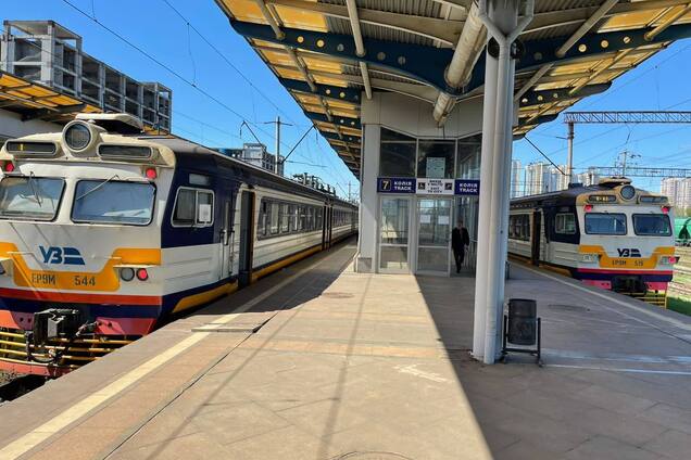 У Києві на Дарницькому вокзалі під колесами потяга загинув чоловік. Подробиці трагедії