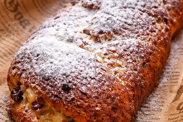 Пухка булка з яблуками до чаю: як приготувати