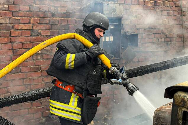Оккупанты атаковали медучреждение на Харьковщине: разгорелся пожар. Фото