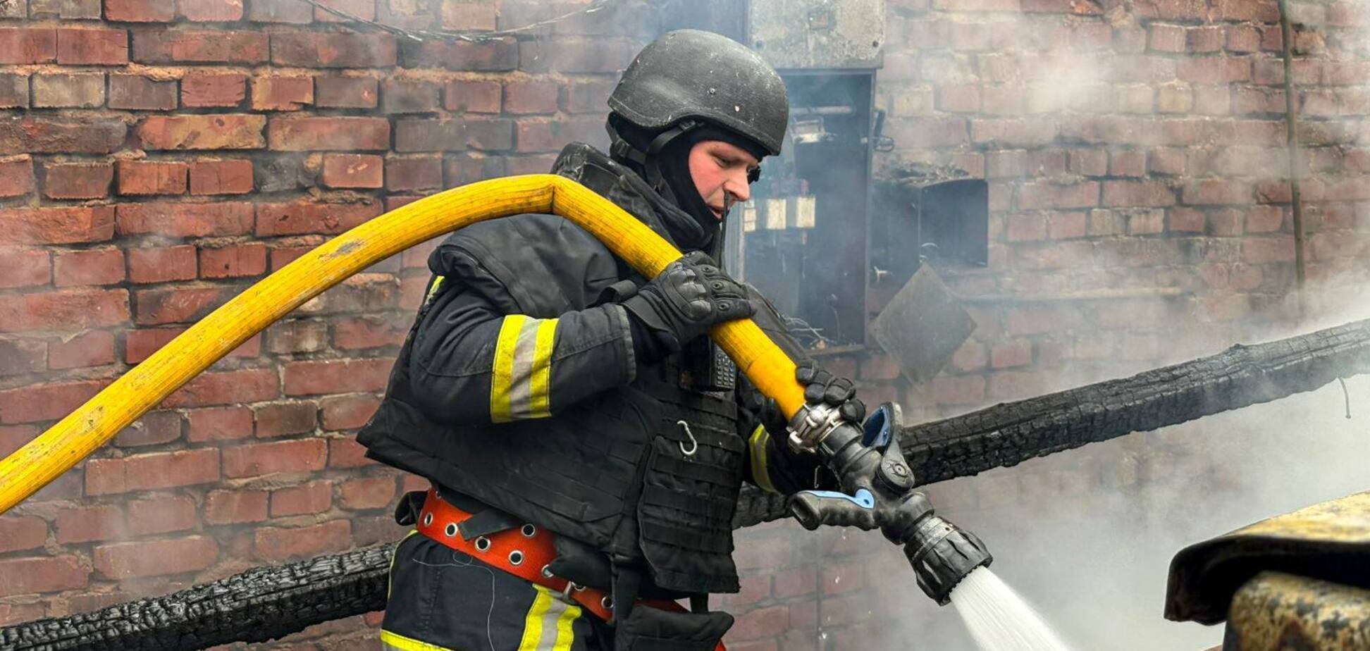 Оккупанты атаковали медучреждение на Харьковщине: разгорелся пожар. Фото
