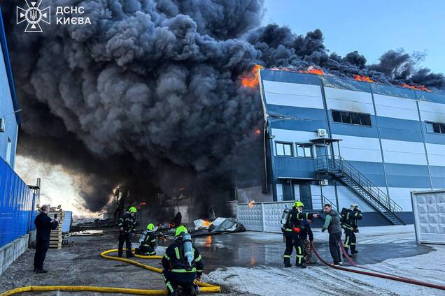 Столб черного дыма виден в Киеве: в Броварском районе вспыхнул масштабный пожар. Фото