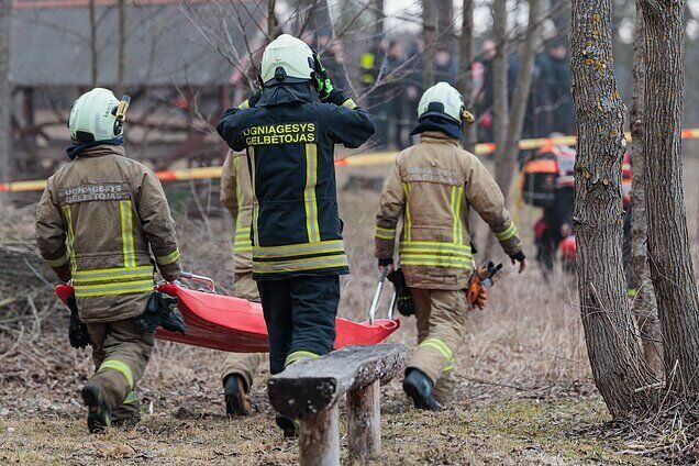 Литву атаковал неизвестный дрон: в озере нашли обломки двигателя. Видео