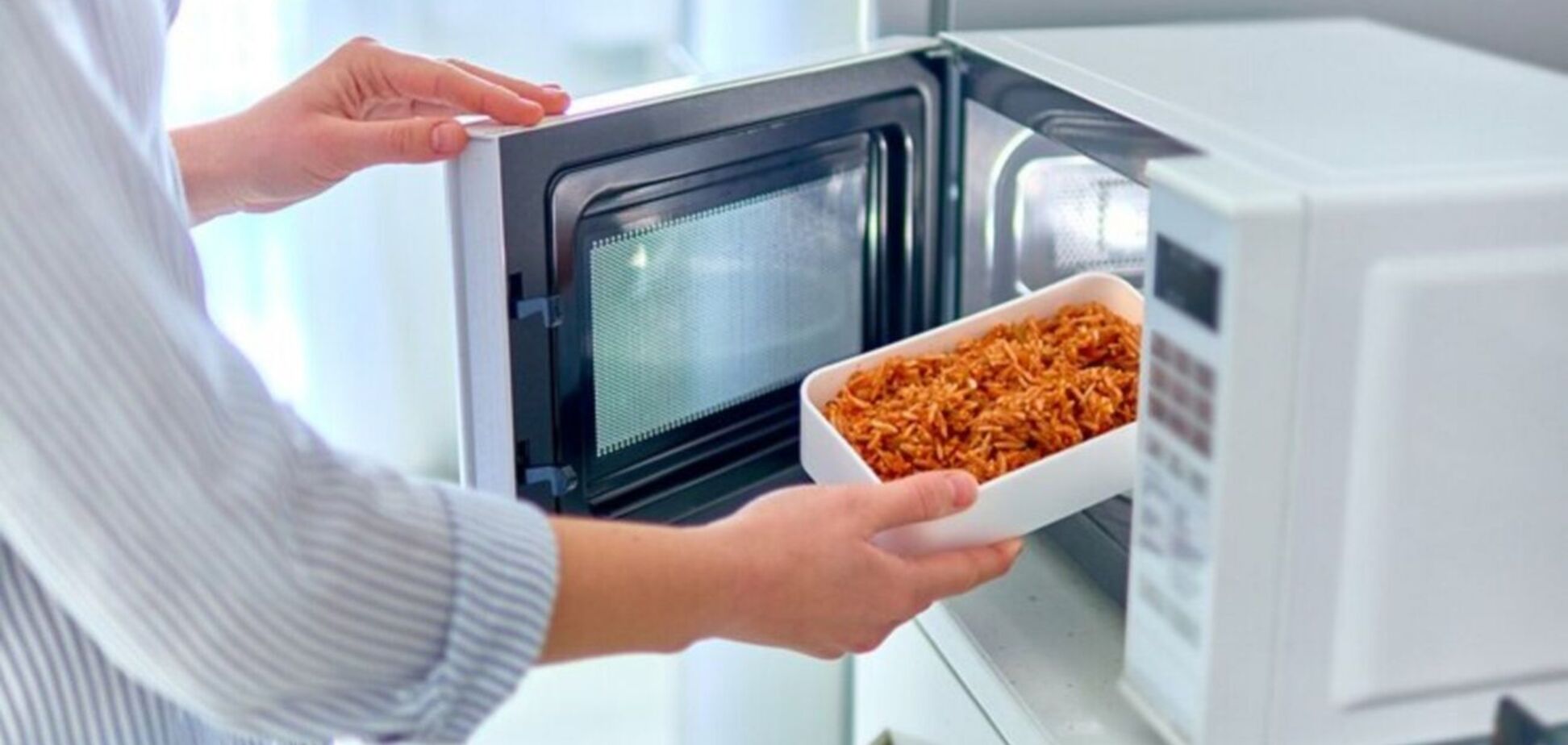 Невидима загроза на кухні: що не варто ставити в мікрохвильову піч