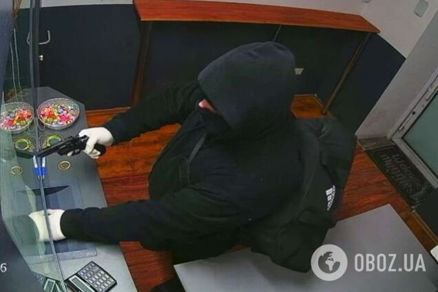 У Києві чоловік, погрожуючи пістолетом, намагався пограбувати обмінник. Відео та фото