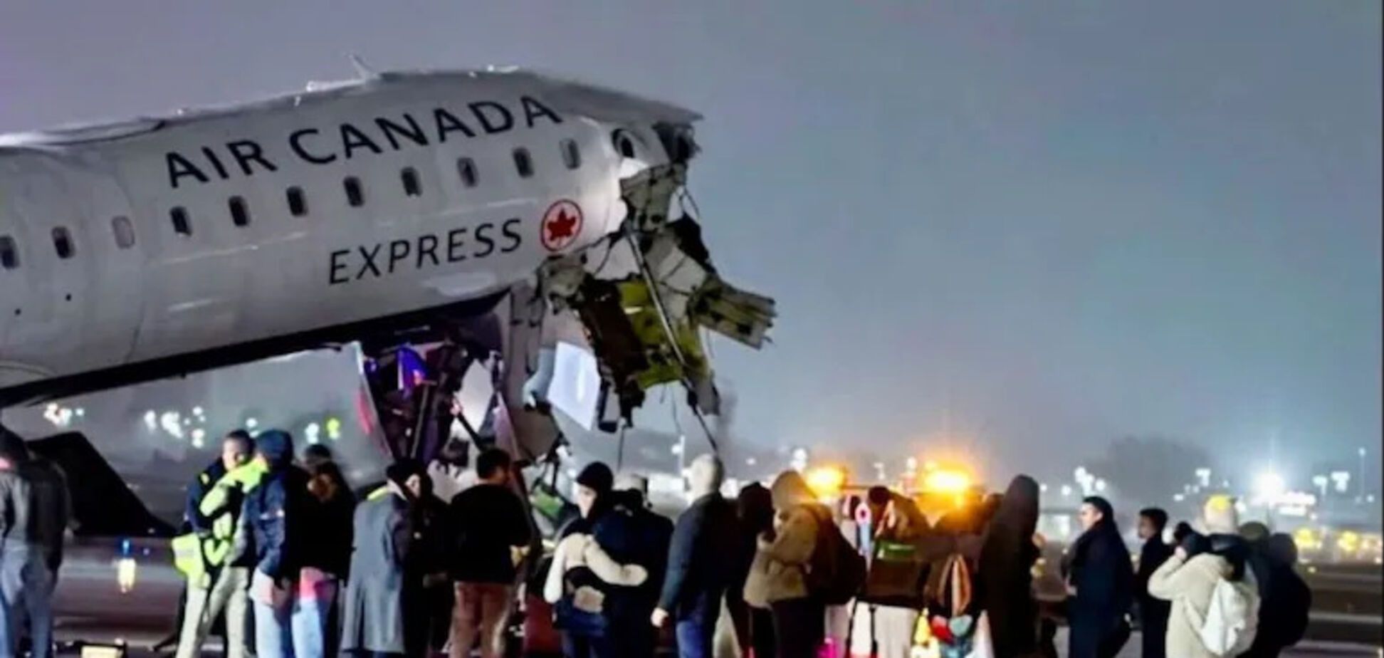 В аеропорту Нью-Йорка літак зіткнувся із пожежною машиною: є постраждалі. Відео