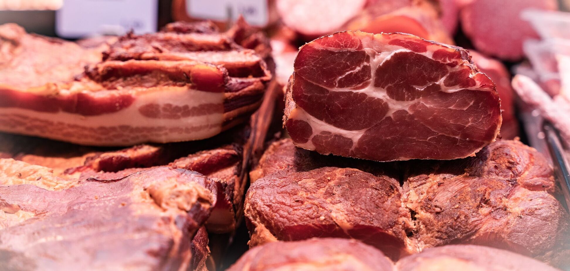 М'ясні продукти на прилавку в магазині. Ілюстрація