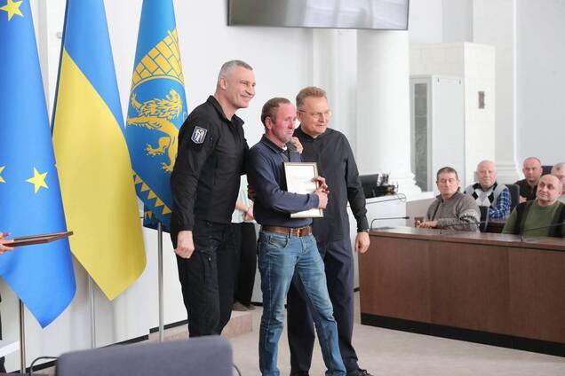 Кличко у Львові вручив подяки комунальникам, які допомагали рятувати Київ після обстрілів РФ взимку
