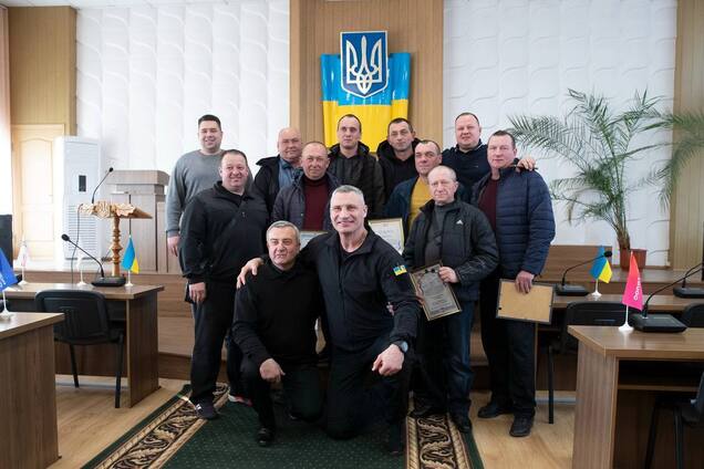 'Спасибо тем, кто реально помогает': Кличко посетил Дубно и вручил благодарности коммунальщикам