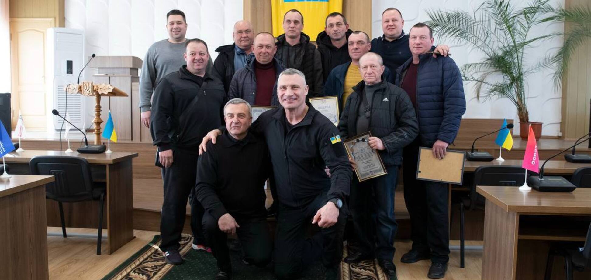 'Спасибо тем, кто реально помогает': Кличко посетил Дубно и вручил благодарности коммунальщикам