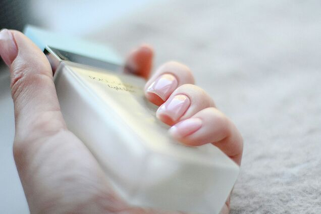 Идеальный нюд: какой цвет маникюра делает руки моложе