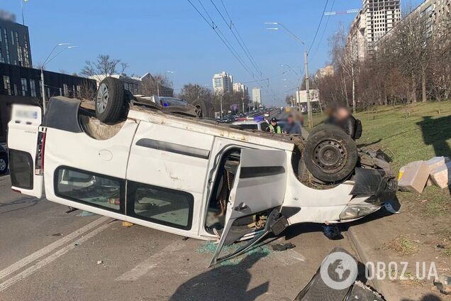 У Києві після зіткнення з Tesla перекинувся мікроавтобус: є постраждалі. Подробиці, фото та відео