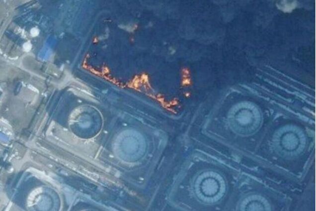 Дим видно навіть з супутника: у порту Приморська другу добу горить нафтобаза. Фото