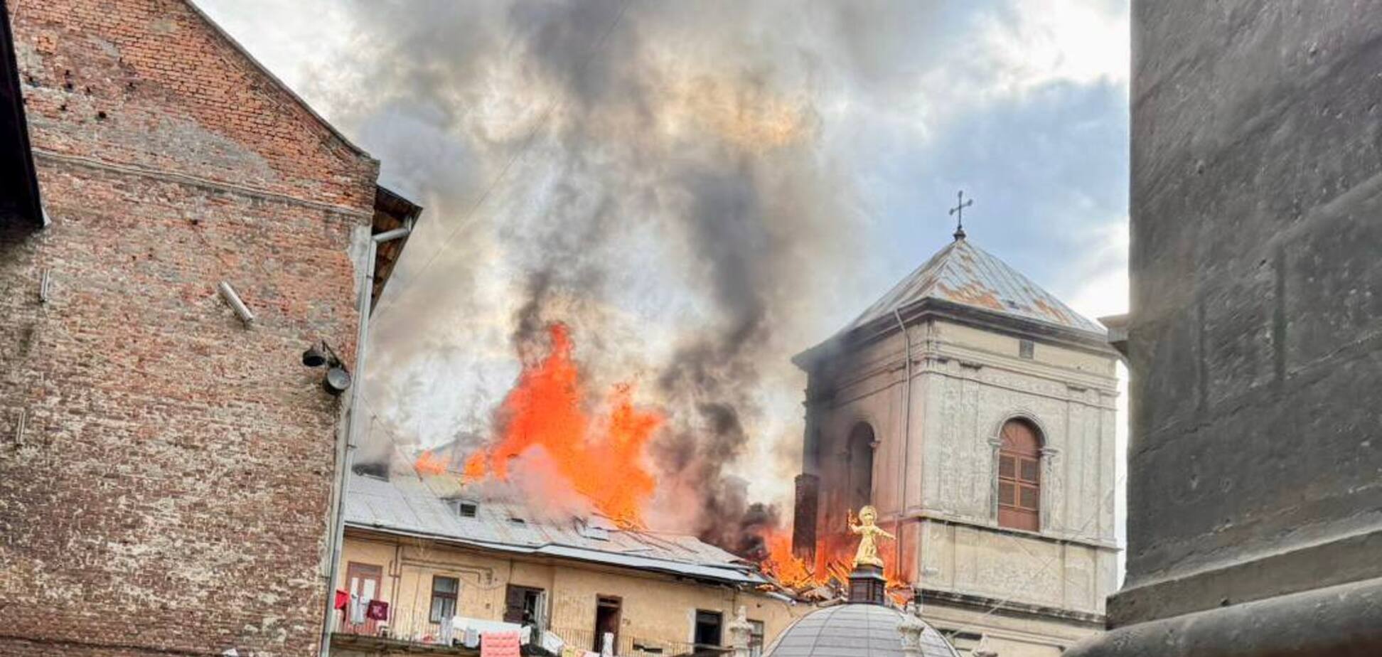 Российские дроны атакуют Львов средь бела дня: в центре города повреждены дома и церковь. Фото и видео