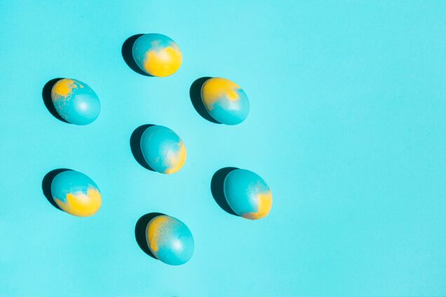 Як зробити синьо-жовті крашанки: простий спосіб