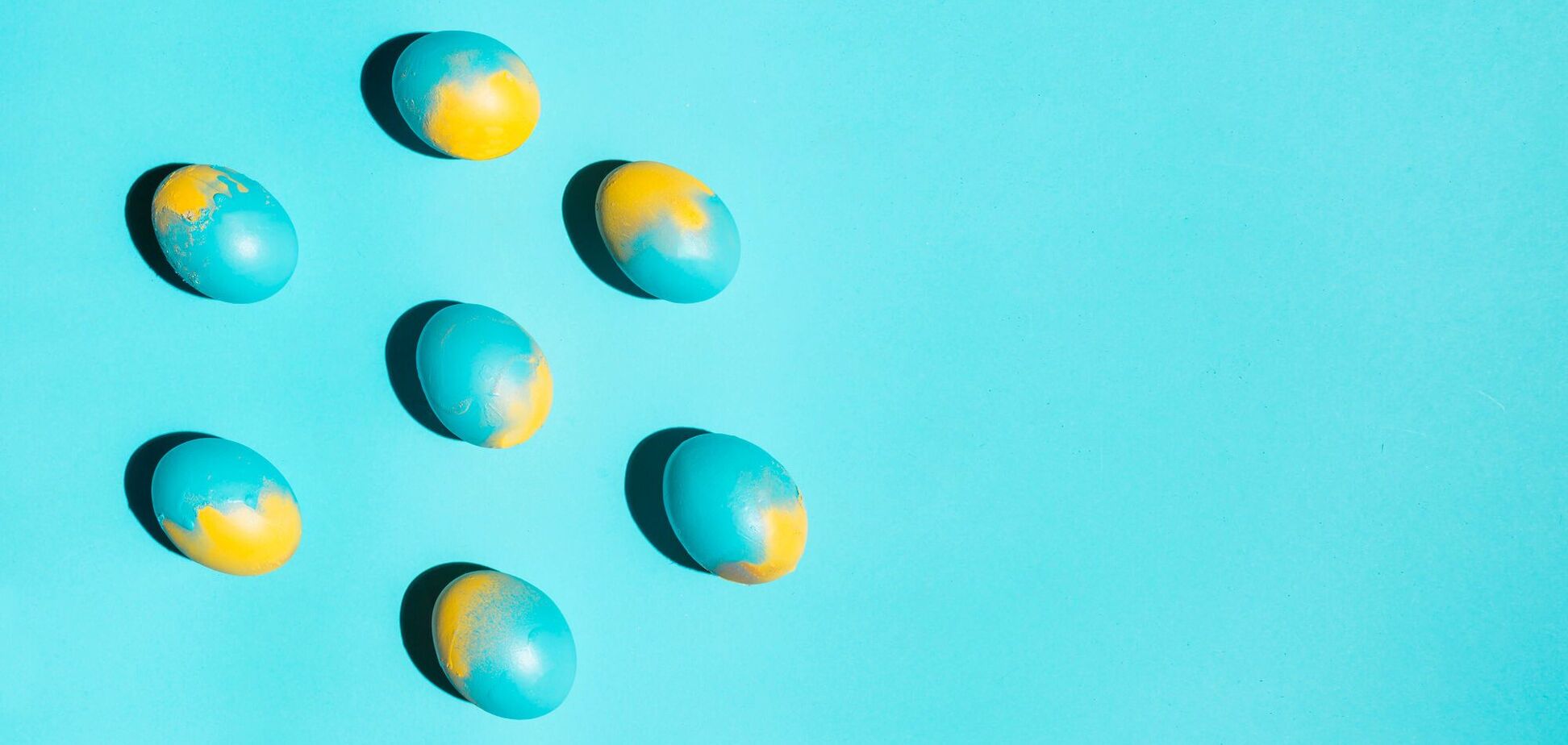 Как сделать сине-желтые пасхальные яйца: простой способ