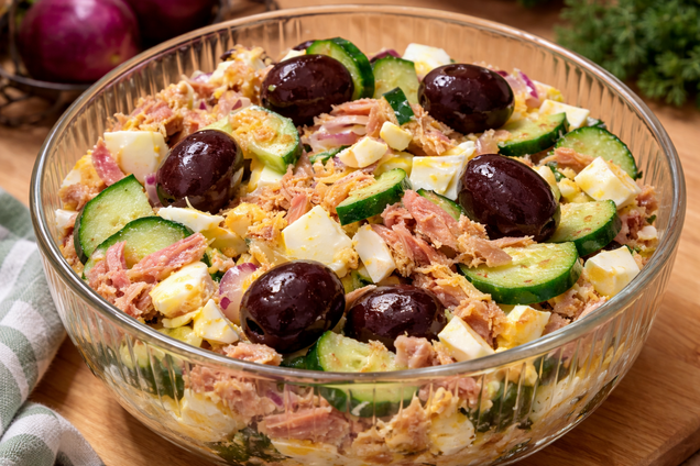 Освіжаючий салат з тунцем без майонезу: чим заправити