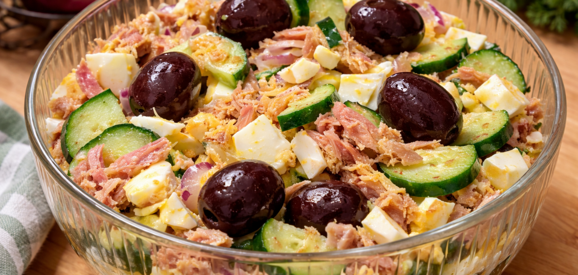 Освіжаючий салат з тунцем без майонезу: чим заправити