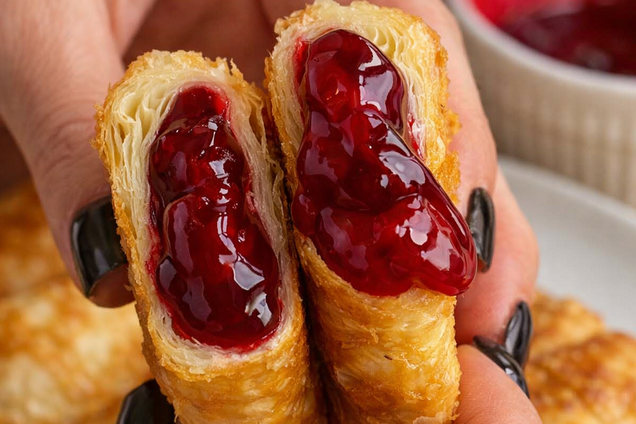 Хрусткі пиріжки з вишнею, як у McDonald's: ділимось рецептом улюбленого десерту