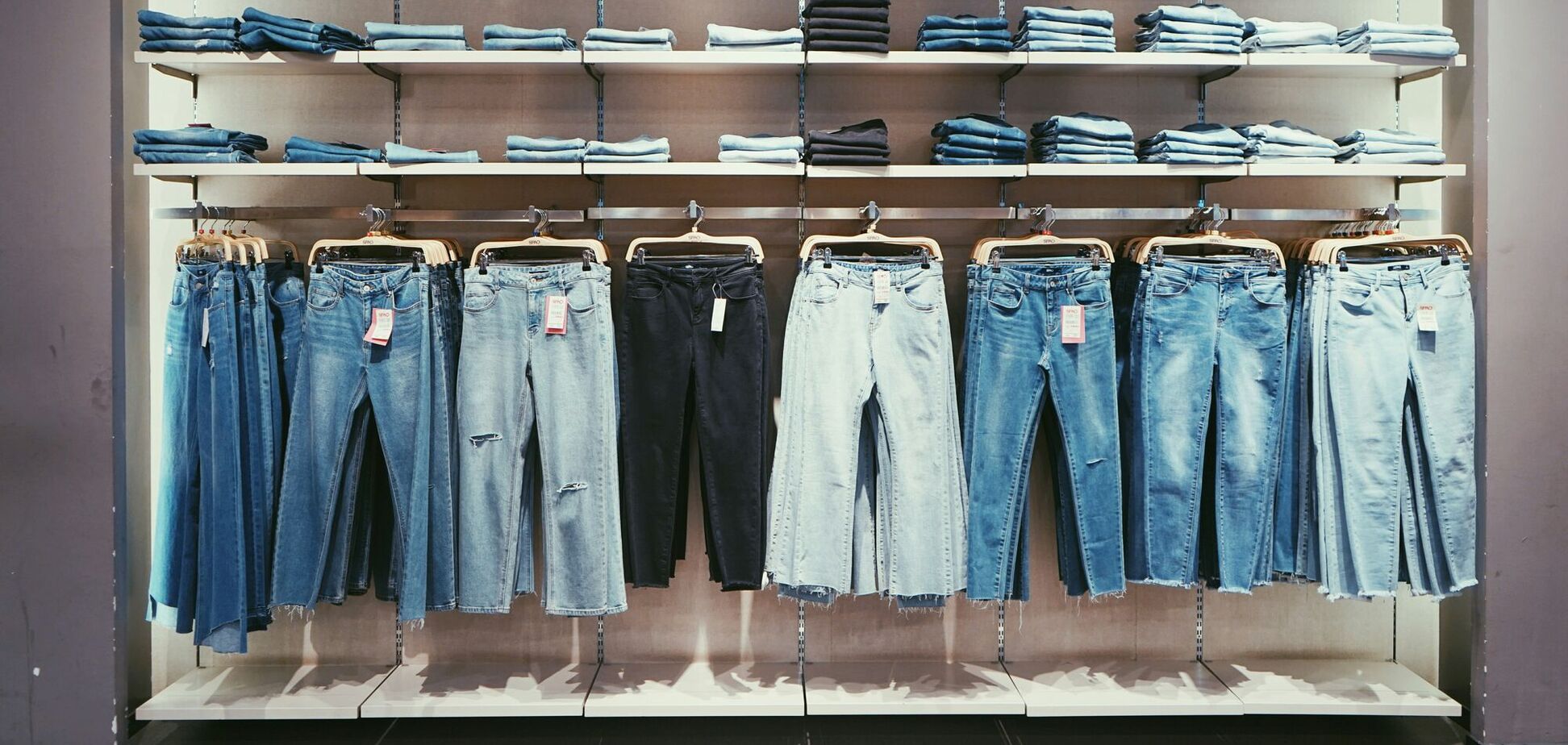 Винтажные джинсы снова в моде: 6 трендовых моделей