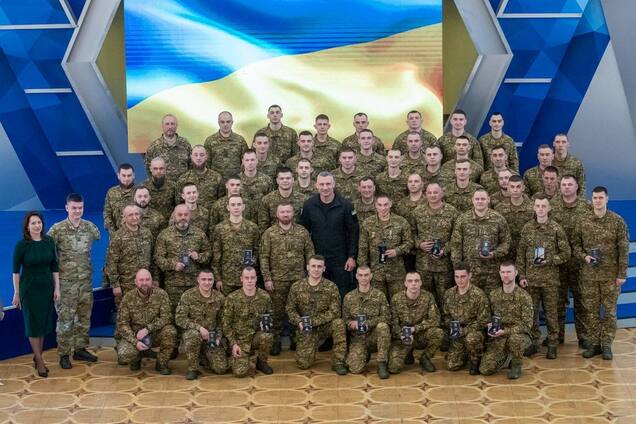 Кличко наградил воинов Нацгвардии медалями от столицы. Фото