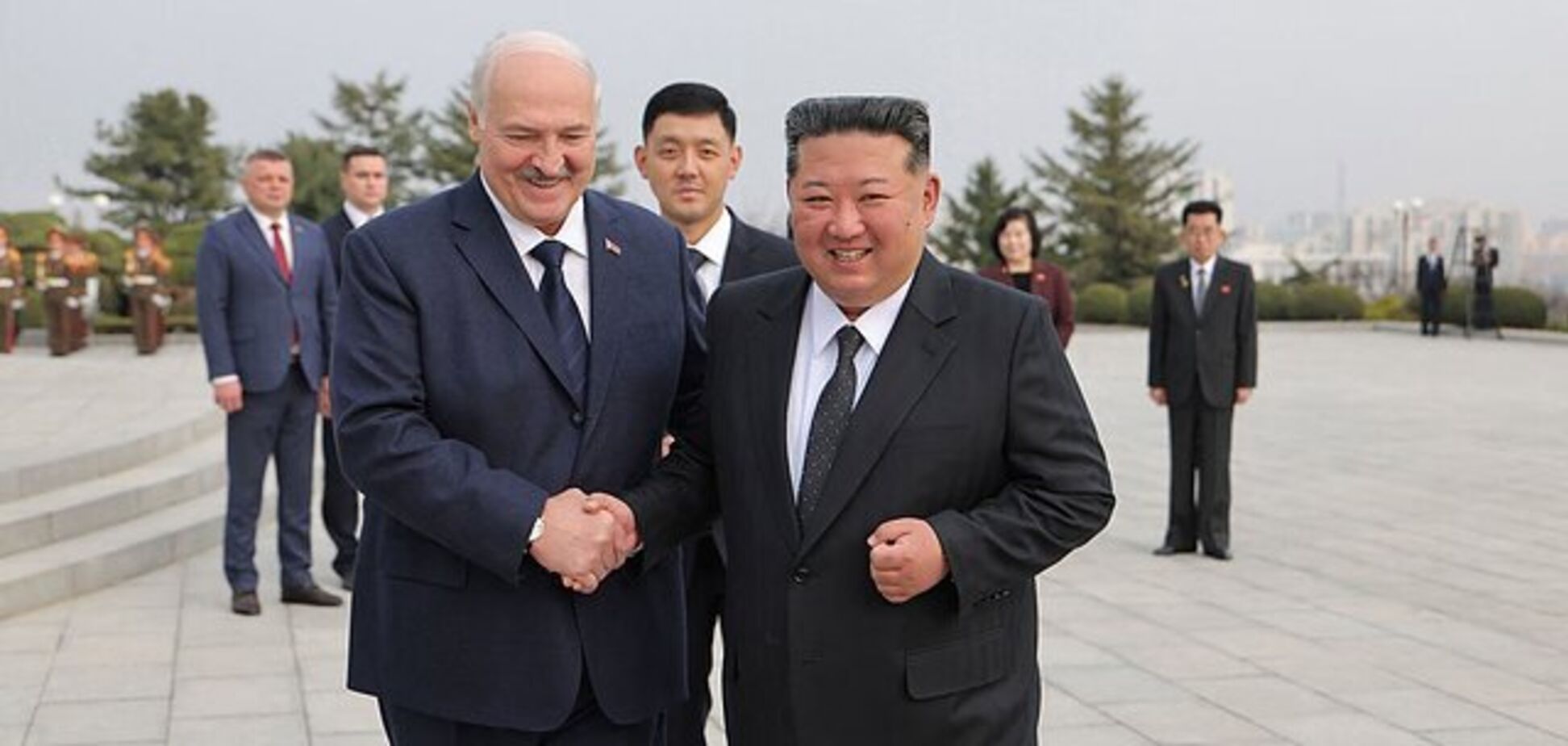 'На всякий случай': Лукашенко и Ким Чен Ын обменялись интересными подарками. Фото