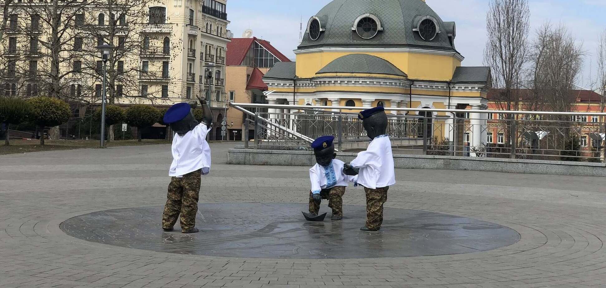 На честь Дня Нацгвардії України переодягли скульптури малюків – засновників Києва. Фото