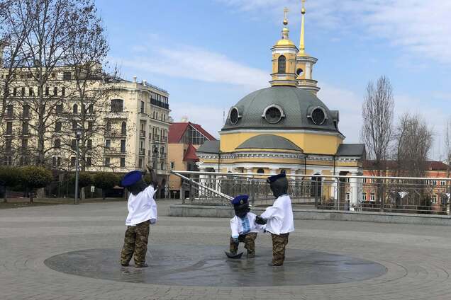 В честь Дня Нацгвардии Украины переодели скульптуры малышей – основателей Киева. Фото