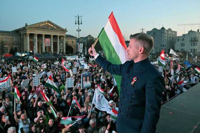 Возможное конституционное большинство: оппозиционная 'Тиса' увеличила отрыв от партии Орбана перед выборами в Венгрии