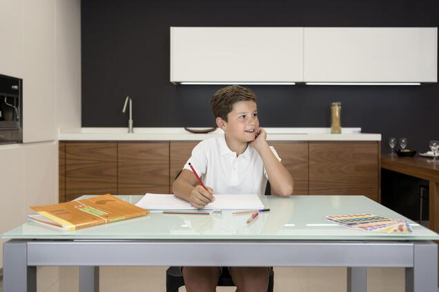 'Я викликаю соцслужбу!' Мережу розвеселило повідомлення про 'різанину' в зошиті школяра