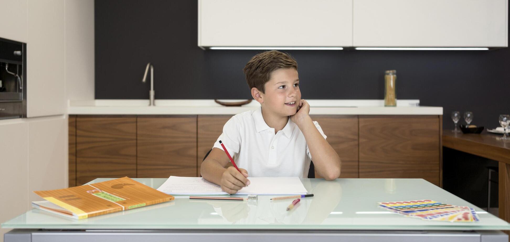 'Я вызываю соцслужбу!' Сеть развеселил пост о 'резне' в тетради школьника