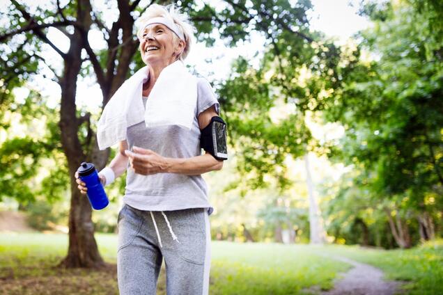 Простий секрет стрункості після 60: скільки потрібно ходити щодня