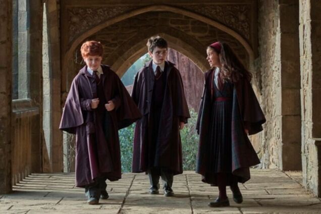 Гарри, Рон и Гермиона из нового сериала 'Гарри Поттер' впервые вместе вышли на красную дорожку. Фото будущих суперзвезд