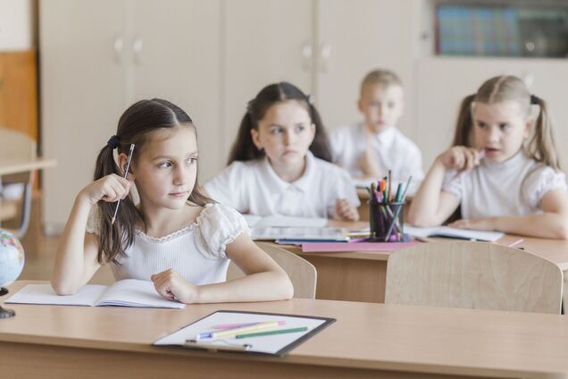 'Учитель – не няня. Он не должен застегивать 20 молний и искать потерянные карандаши!' Педагоги поделились криком души из-за самообслуживания детей