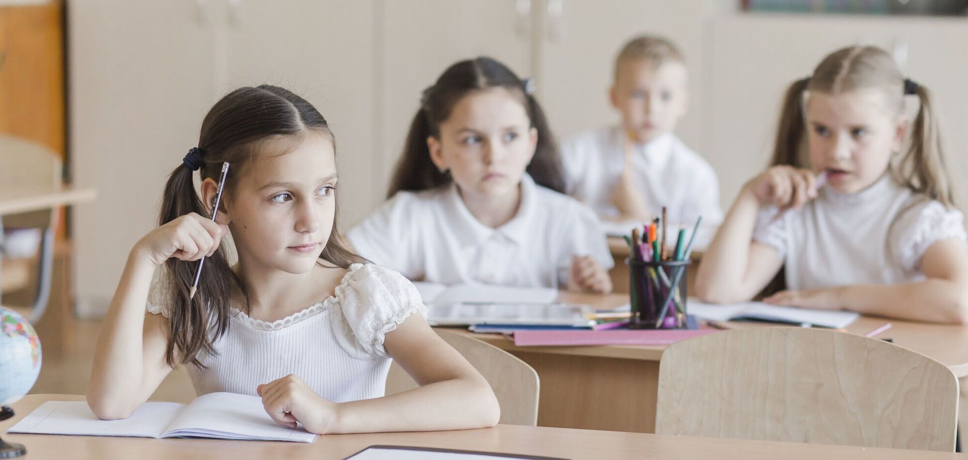 'Учитель – не няня. Он не должен застегивать 20 молний и искать потерянные карандаши!' Педагоги поделились криком души из-за самообслуживания детей