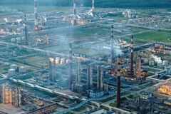 Уражено установки первинної переробки нафти і не лише: у Генштабі повідомили подробиці атаки на Кірішський НПЗ у Ленінградській області РФ